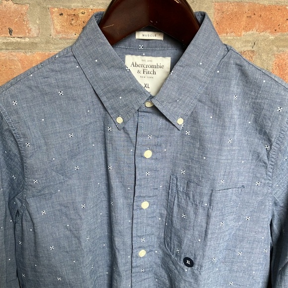 Abercrombie & Fitch - Picture 6 of 16